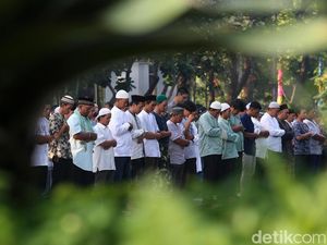 Potret Salat Idul Fitri di Taman Menteng Jakarta