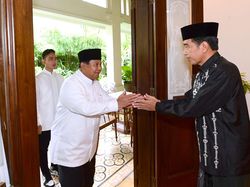 Momen Prabowo Bersama Putranya Berkunjung ke Rumah Jokowi di Solo