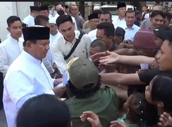 Ditemani Gibran, Prabowo Bertemu Habib Syech dan Bagi-bagi Kaus-THR