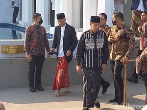 Jokowi Didampingi Ganjar Tiba di Masjid Sheikh Zayed Solo untuk Salat Id