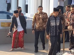 Capres Ganjar Dampingi Presiden Jokowi Salat Id di Masjid Syeikh Zayed Solo