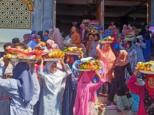 Umat Muslim Kecicang Gelar Tradisi Menekan, Berbaur-Megibung di Masjid Umat Muslim Kecicang Gelar Tradisi Menekan, Berbaur-Megibung di Masjid
