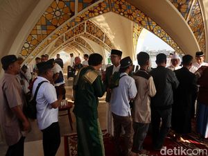 Momen RK Salami Warga, Pamit dari Jabatan Gubernur Jabar Momen RK Salami Warga, Pamit dari Jabatan Gubernur Jabar
