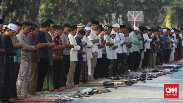 Umat muslim melaksanakan salat idul Fitri di lapangan olahraga Taman Menteng, Jakarta, Sabtu, 22 April 2023. Pemerintah Kota (Pemkot) Jakarta Pusat menggelar Salat Idulftri 1444 Hijriah di Taman Menteng, Jalan  HOS. Cokroaminoto, RT 03/05, Menteng. Indonesia/Safir Makki