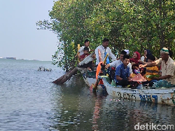 Pilu! Ziarah Kubur di Makam yang Terendam Rob