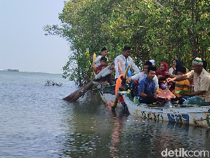 Melihat Warga Pesisir Semarang Ziarah di Makam yang Terendam Rob Melihat Warga Pesisir Semarang Ziarah di Makam yang Terendam Rob