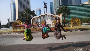 Serunya Foto-foto di Lengangnya Jalan Sudirman Jakarta