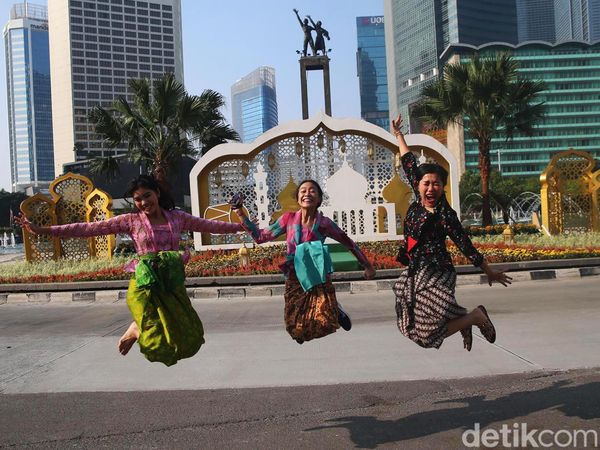 Serunya Foto-foto di Lengangnya Jalan Sudirman Jakarta