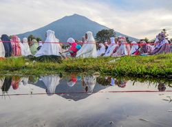 Suasana Salat Idul Fitri di Kaki Gunung Kerinci