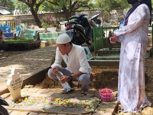 Doa Ziarah Kubur dan Urutan Membacanya Doa Ziarah Kubur dan Urutan Membacanya