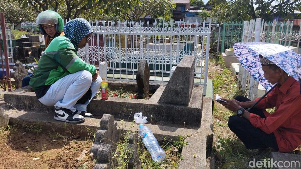 Suasana Ziarah Kubur di TPU Panaikang Makassar saat Momen Lebaran Suasana Ziarah Kubur di TPU Panaikang Makassar saat Momen Lebaran