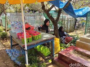 TPU Panaikang Ramai Peziarah, Penjual Bunga-Petugas Kebersihan Dapat Cuan TPU Panaikang Ramai Peziarah, Penjual Bunga-Petugas Kebersihan Dapat Cuan