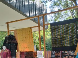 Tenun Fashion Bazar di Goa Batu Cermin Labuan Bajo Dongkrak Merek Lokal Tenun Fashion Bazar di Goa Batu Cermin Labuan Bajo Dongkrak Merek Lokal