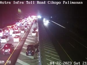 Lalin di Tol Cipali Arah Jawa Padat di Km 78, Mobil Berhenti di Bahu Jalan