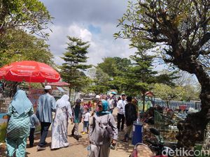 TPU Panaikang Makassar Ramai Didatangi Peziarah di Hari Raya Idul Fitri TPU Panaikang Makassar Ramai Didatangi Peziarah di Hari Raya Idul Fitri