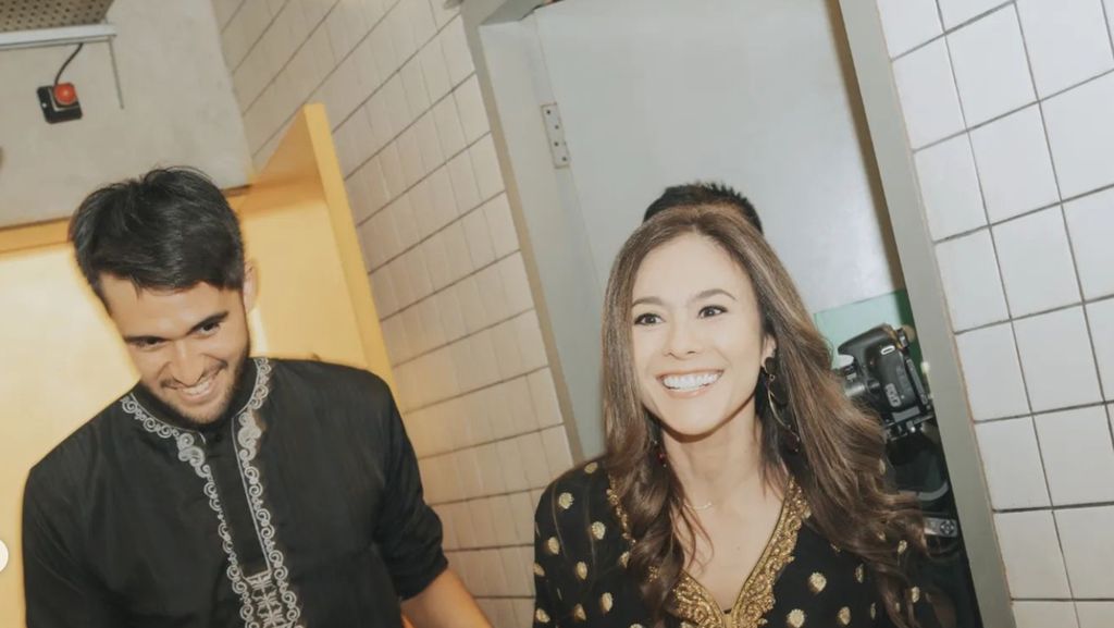 8 Potret Kejutan Ultah Wulan Guritno ke-42, Penampilan Aming Curi Atensi 8 Potret Kejutan Ultah Wulan Guritno ke-42, Penampilan Aming Curi Atensi