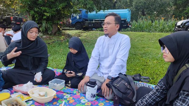 Usai menunaikan Salat Id di Kebun Raya Bogor, warga gelar tikar lalu piknik, Sabtu (22/4/2023).