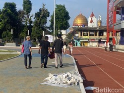 Duh, Sampah Alas Sajadah Berserakan di Lapangan Merdeka Sukabumi