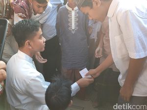 Usai Salat Id, Gibran Bagi-bagi Uang Fitrah di Balai Kota Solo Usai Salat Id, Gibran Bagi-bagi Uang Fitrah di Balai Kota Solo