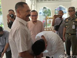 FX Rudy Hadiri Open House di Loji Gandrung, Gibran Cium Tangan
