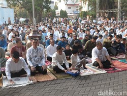 Tak Dampingi Jokowi, Gibran-Jan Ethes Salat Id di Balai Kota Solo