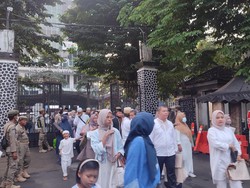 Warga Berbondong-bondong Datangi Kebun Raya Bogor untuk Salat Idul Fitri