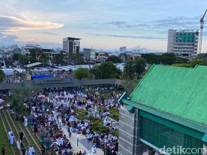 Jemaah Salat Id Mulai Berdatangan ke Masjid Al Markaz Al Islami Makassar