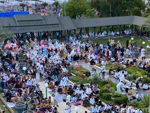 Khutbah Salat Id di Masjid Al Markaz Makassar: Lebaran Bukan soal Baju Baru Khutbah Salat Id di Masjid Al Markaz Makassar: Lebaran Bukan soal Baju Baru