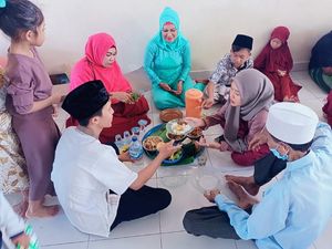 Menengok Tradisi Megibung Saat Idul Fitri di Kampung Sindu Menengok Tradisi Megibung Saat Idul Fitri di Kampung Sindu