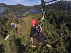 Serunya Menjajal Flying Fox Membelah Danau di Situ Gunung Sukabumi