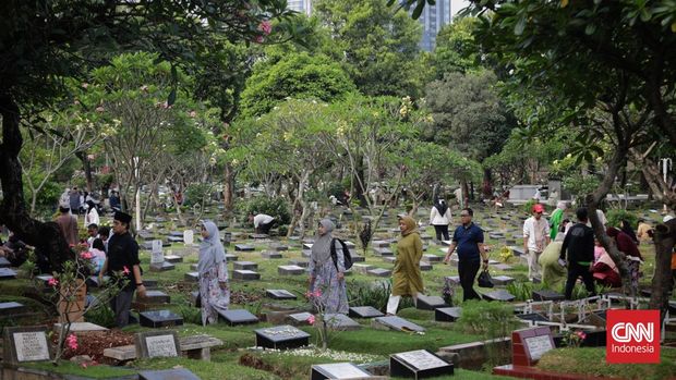 Warga berziarah pada hari lebaran di Tempat Pemakaman Umum (TPU) Karet Bivak, Jakarta, Sabtu, 22 April 2023. (CNN Indonesia/ Adhi Wicaksono)