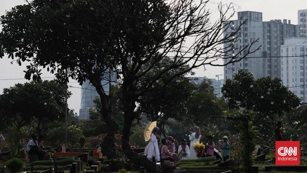 Warga berziarah pada hari lebaran di Tempat Pemakaman Umum (TPU) Karet Bivak, Jakarta, Sabtu, 22 April 2023. (CNN Indonesia/ Adhi Wicaksono)