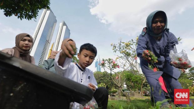 Warga berziarah pada hari lebaran di Tempat Pemakaman Umum (TPU) Karet Bivak, Jakarta, Sabtu, 22 April 2023. (CNN Indonesia/ Adhi Wicaksono)