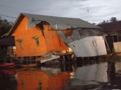 2 Kapal Tongkang Hanyut Tabrak 35 Rumah di Pinggir Sungai Tapin Kalsel