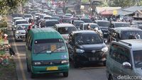 Pemudik Lokal Padati Jalur Nagreg Bandung H+1 Lebaran