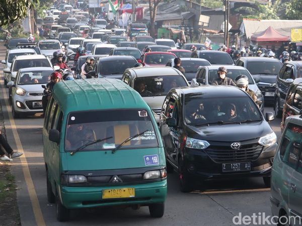 Pemudik Lokal Padati Jalur Nagreg Bandung H+1 Lebaran