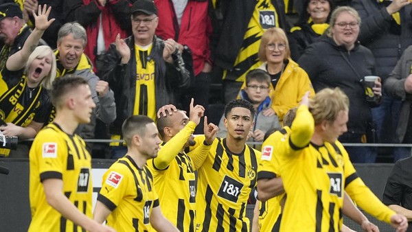 Dortmund players celebrates Donyell Malens goal during the German Bundesliga soccer match between Borussia Dortmund and Eintracht Frankfurt in Dortmund, Germany, Saturday, April 22, 2023. (AP Photo/Martin Meissner)