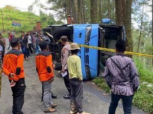 Bus Rombongan Besan dari Bantul Terguling di Pakis Magelang Bus Rombongan Besan dari Bantul Terguling di Pakis Magelang