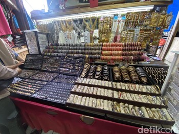Menjemput Rezeki dari Emas Imitasi