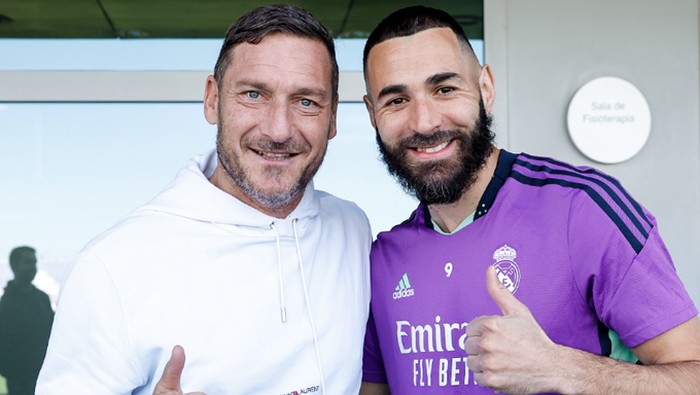 Francesco Totti datang ke markas latihan Real Madrid, Minggu (23/4/2023). Pria Italia itu bertemu para penggawa El Real yang hadir selepas duel kontra Celta Vigo.