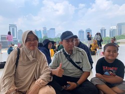 Sekeluarga dari Lebak Wisata ke Monas, Penasaran Keaslian Emas di Puncaknya