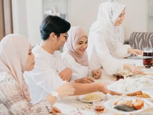 Viral Drama Lebaran di Rumah Mertua, Menantu Tak Diajak Pakai Baju Seragam Viral Drama Lebaran di Rumah Mertua, Menantu Tak Diajak Pakai Baju Seragam