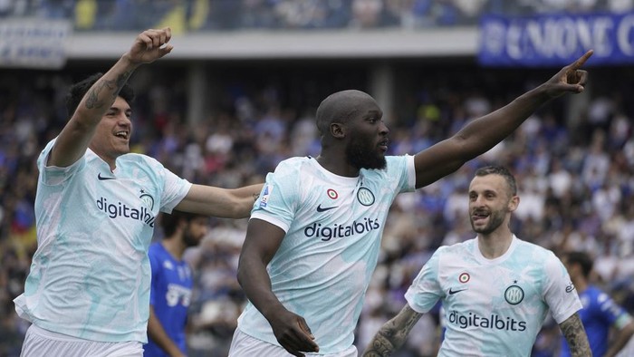 Inter Milans Romelu Lukaku, center, celebrates after scoring during the Italian Serie A soccer match between Empoli and Inter Milan at the Castellani Stadium in Empoli, Italy, Sunday, April 23, 2023. (Marco Bucco/LaPresse via AP)