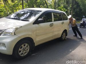 Momen Polisi Dorong Mobil Pemudik yang Gagal Nanjak di Jalur Sedeng Pacitan Momen Polisi Dorong Mobil Pemudik yang Gagal Nanjak di Jalur Sedeng Pacitan