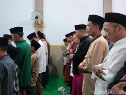 Khusyuknya Jemaah Aboge Probolinggo Gelar Salat Id Hari Ini