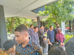 4 Momen Jan Ethes Nempel Presiden Jokowi di Labuan Bajo