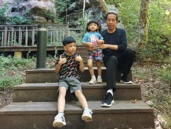 Intip Serunya Jokowi Ajak Cucu Liburan di NTT Sampai Diminta THR Bocah