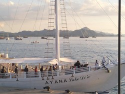 Presiden Jokowi-Jan Ethes Nikmati Sunset Labuan Bajo di Atas Pinisi