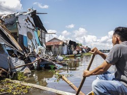Detik-detik Kapal Tongkang Hanyut Tabrak 35 Rumah Warga di Tapin Kalsel