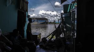 2 Kapal Tongkang Hancurkan Puluhan Rumah Warga di Kalsel